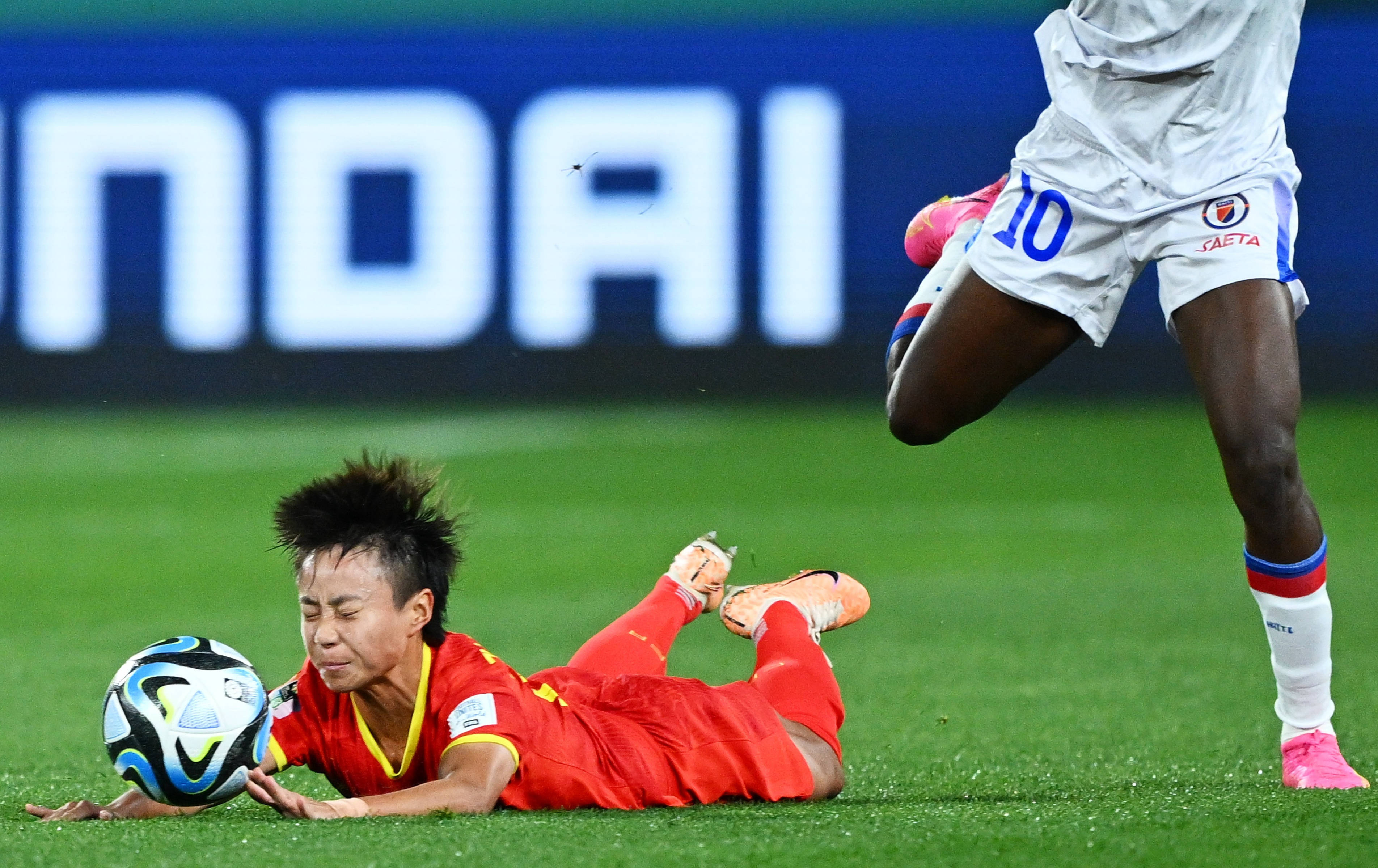 关于女足运动员表现亮眼,赛场上燃烧激情的信息 关于女足运动员表现亮眼,赛场上燃烧激情的信息